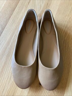 HUSH PUPPIES tan leather flats. Classic ballet flats. Will go with everything!